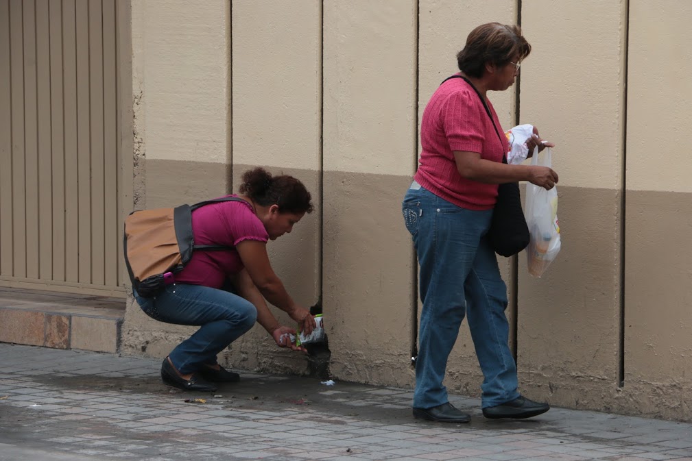 Llevan comida chatarra a la escuela.