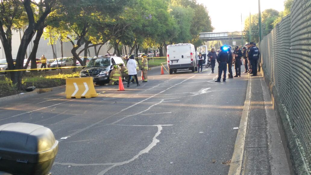 Un policía capitalino murió, luego de que una camioneta se estrellara contra la motocicleta en la que viajaba el uniformado.