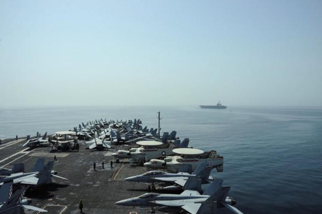 El portaaviones Theodore Roosevelt, navega por aguas del Mar Arábigo