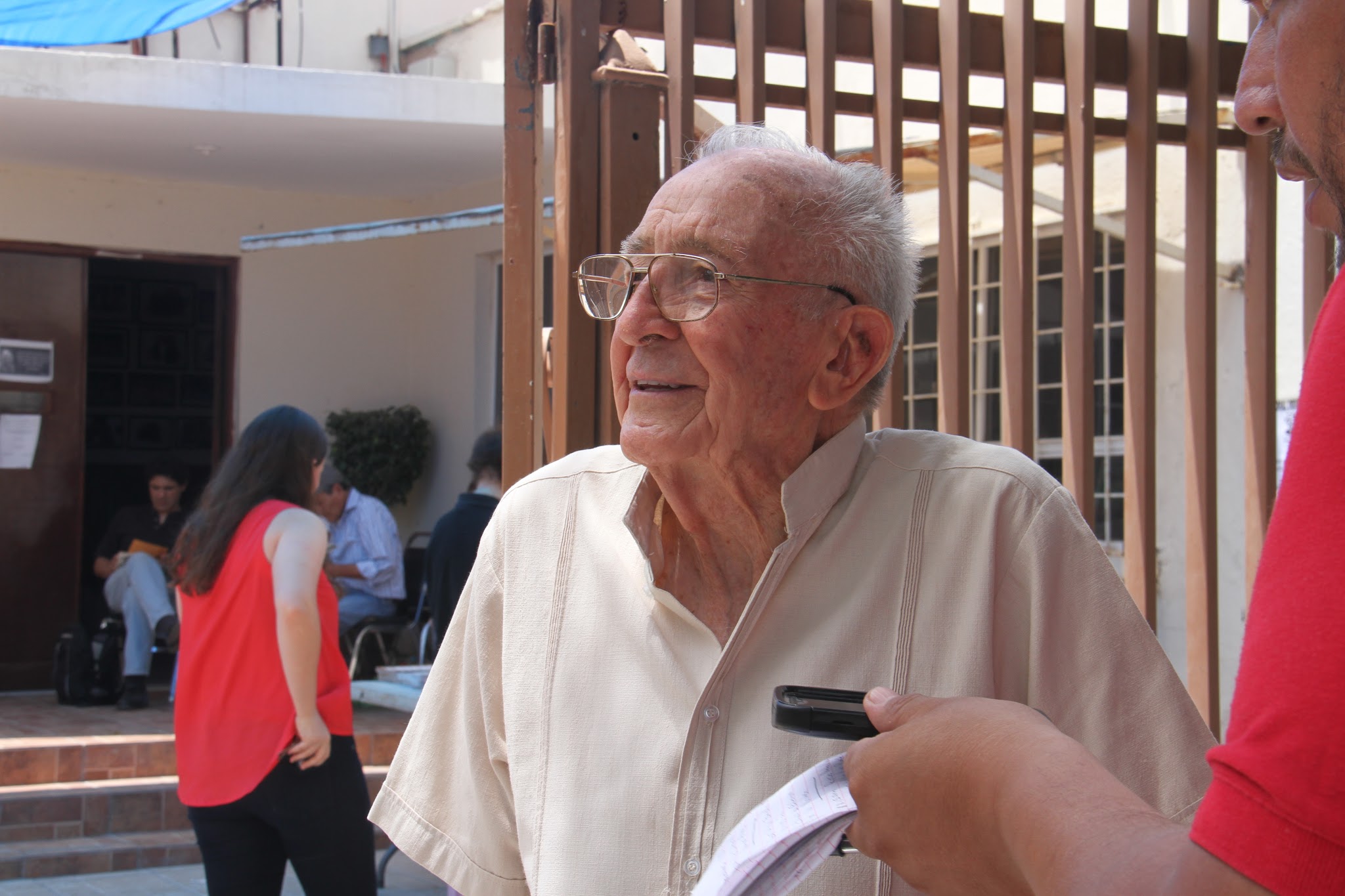 "93 años y todavía pico, vine a votar para saludar amigos".