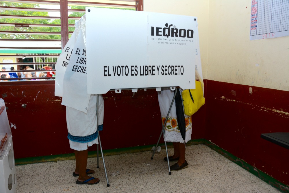 Ciudadanos votan en Cancún, Quintana Roo.