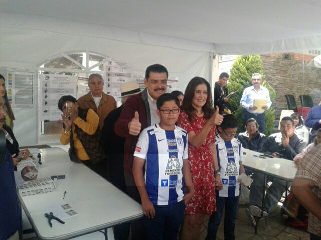 Francisco Olvera y su familia 