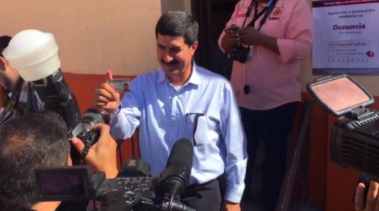 Javier Corral ya votó en Chihuahua.
