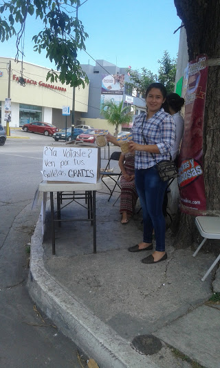 Jovenes incentivan a ciudadanos a votar regalando galletas