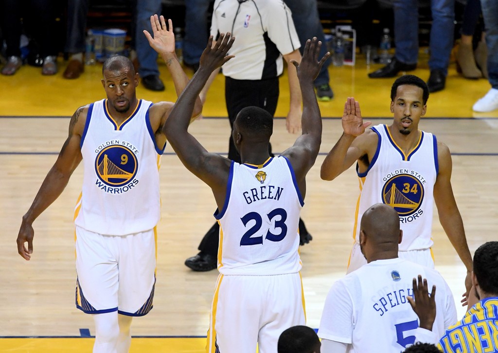 Jugadores del Golden State celebran el segundo éxito sobre Cleveland