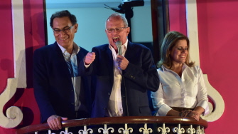 Kuczynski (C), con sus candidatos a vicepresidente primero y segundo, Martin Vizcarra (i) y Mercedes Araoz (d), saluda a sus seguidores