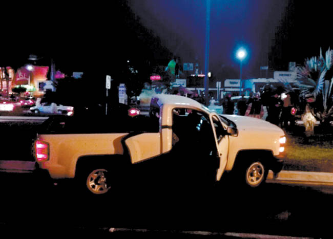 La camioneta en la que viajaban los dos jóvenes que fueron baleados en Ixtapa. 