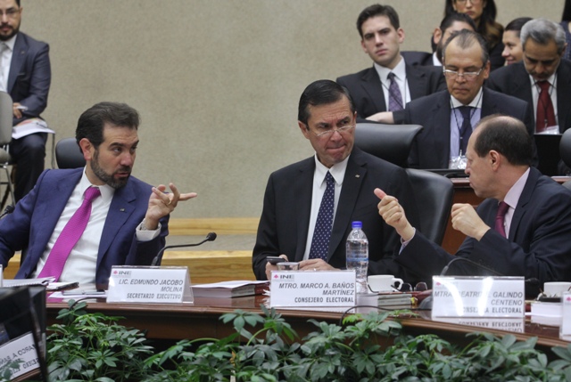 Los consejeros del INE durante la instalación de la sesión permanente.