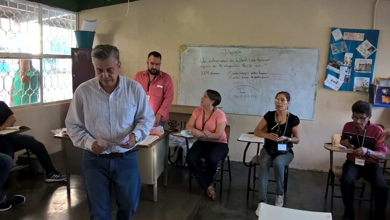 Luis de Villa Barrera, alcalde de Lerdo, acudió a votar en la casilla básica 0703.