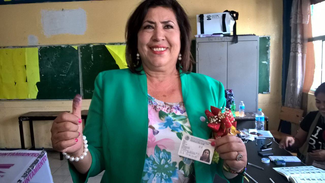María Luisa González Achem, candidata a la alcaldía de Lerdo, emitió su voto en la casilla 713.