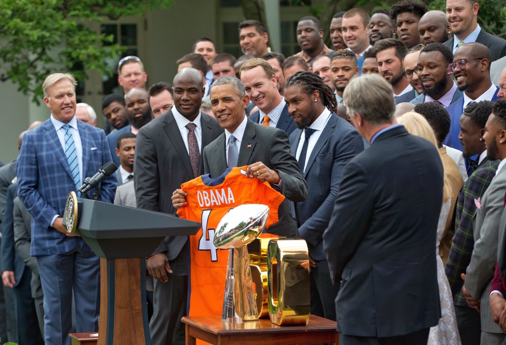 Barack Obama con los Broncos de Denver, campeones del Super Bowl 50