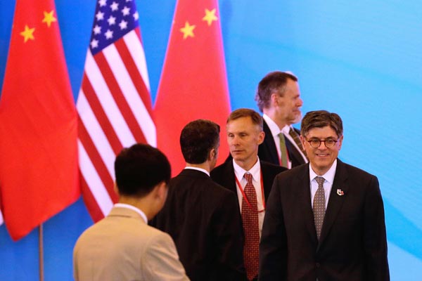 El secretario del Tesoro de Estados Unidos, Jacob Lew, pasa junto a sus delegaciones a su llegada a la 8ª ronda del Diálogo Estratégico y Económico en