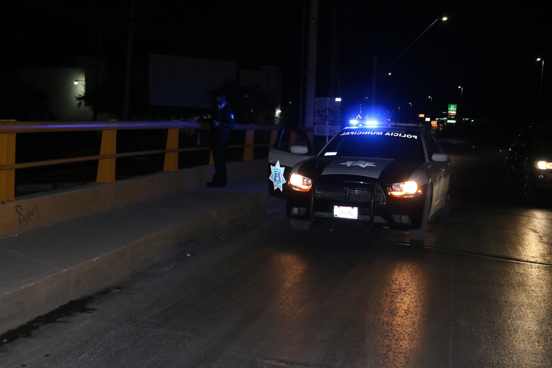 Corporaciones de seguridad pasaron la noche buscando un cuerpo en el Canal de Sacramento.