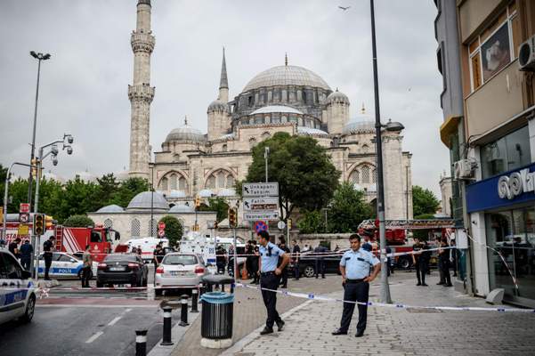 La explosión tuvo lugar en una concurrida intersección cerca de un edificio de la Universidad de Estambul, obligando a la institución a cancelar exáme
