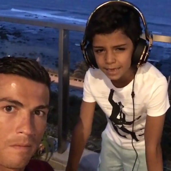 Hijo de Cristiano Ronaldo cantando 