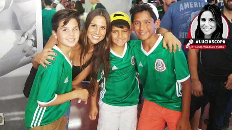 Lucía Villalón con aficionados de la selección mexicana 