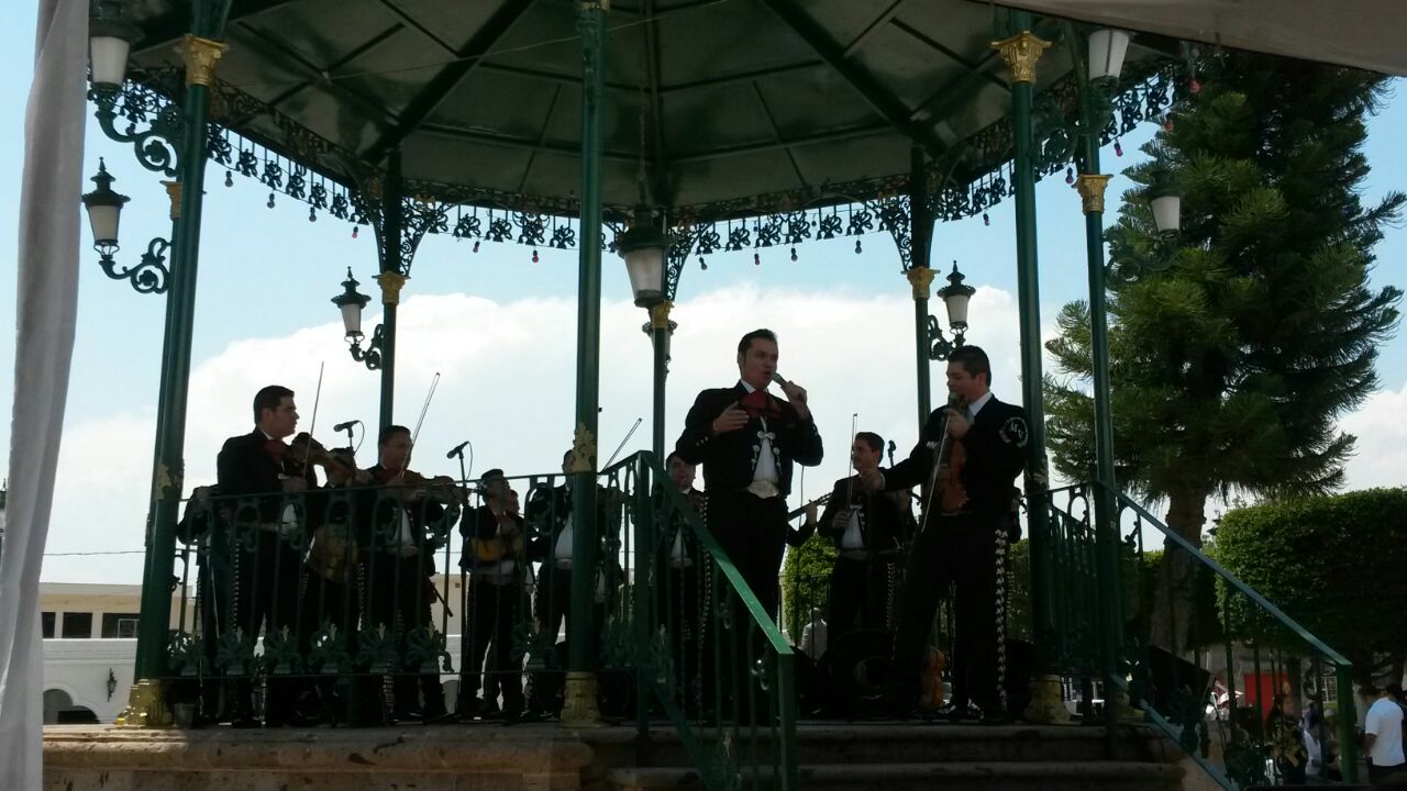 El Mariachi Nuevo Tecalitlán interpretó los temas como "Violín Huapango". 
