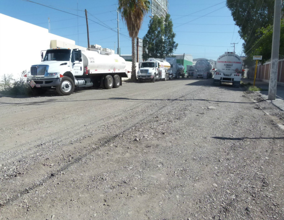 En pésimas condiciones la calle Guanaceví en la Zona Industrial de Gómez Palacio.