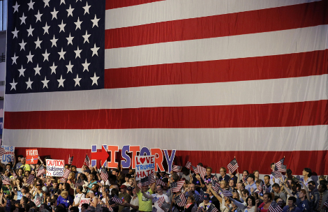Seguidores de Hillary Clinton esperan a la democrata. 