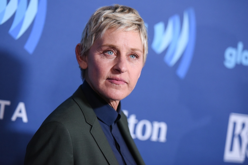 Ellen DeGeneres conduce el programa. 