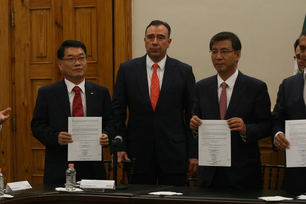 A la firma del nuevo convenio asistieron Seong Bae Kim, director de Kia, y directivos de la armadora coreana.
