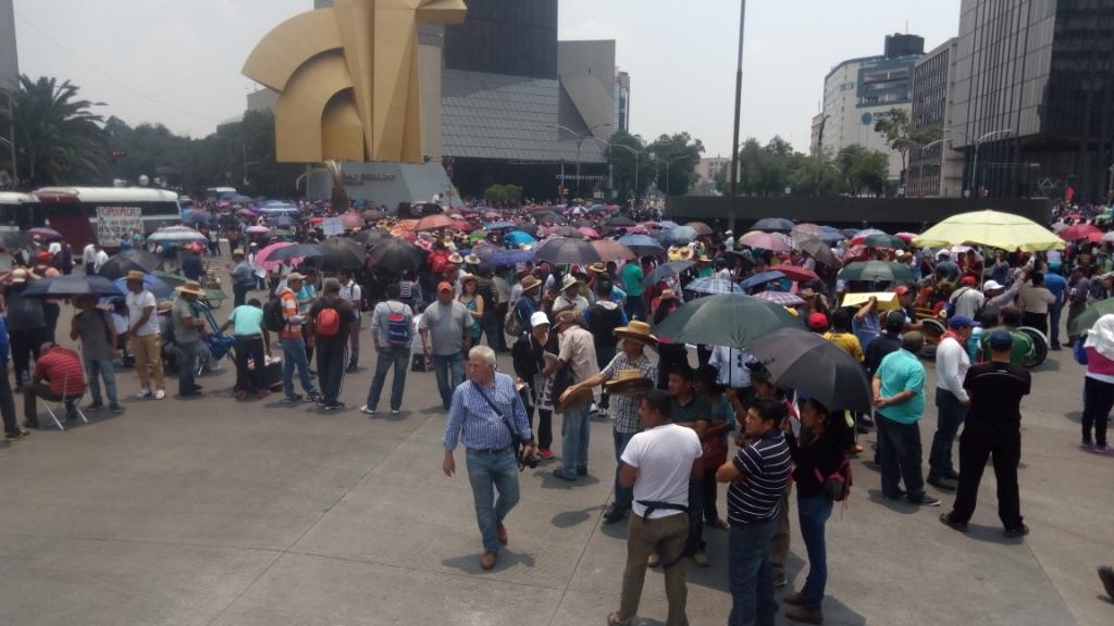 Los maestros esperan a un contingente de maestros de Chiapas para iniciar la movilización. 