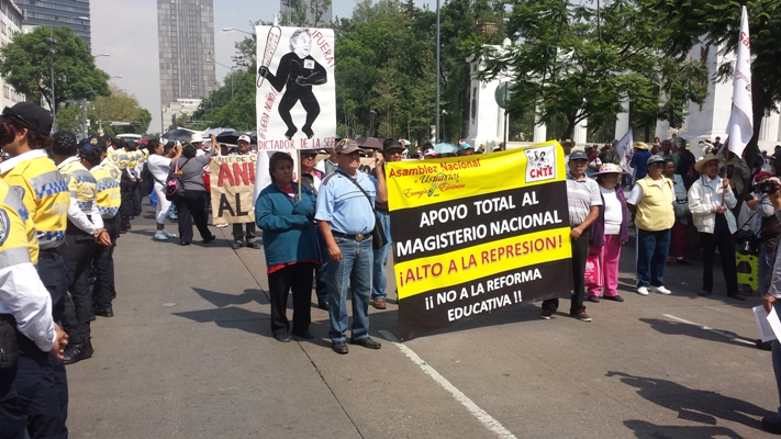 Los manifestantes pretendía llegar a la SEP; sin embargo, policías capitalinos les impidieron el paso en avenida Juárez.
