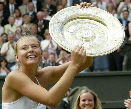 Sharápova celebra su triunfo en el campeonato de Wimbledon 2004, tras derrotar en la final a Serena Williams.