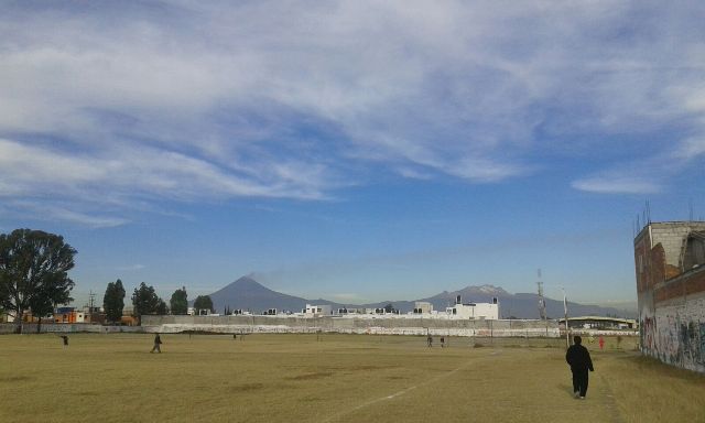 El volcán Popocatépetl presentó una fumarola de dos kilómetros compuesta de gases, agua y cenizas.