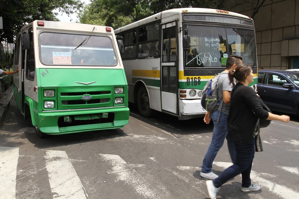 El jefe de gobierno capitalino anunció la salida paulatina de los microbuses en la Ciudad de México.