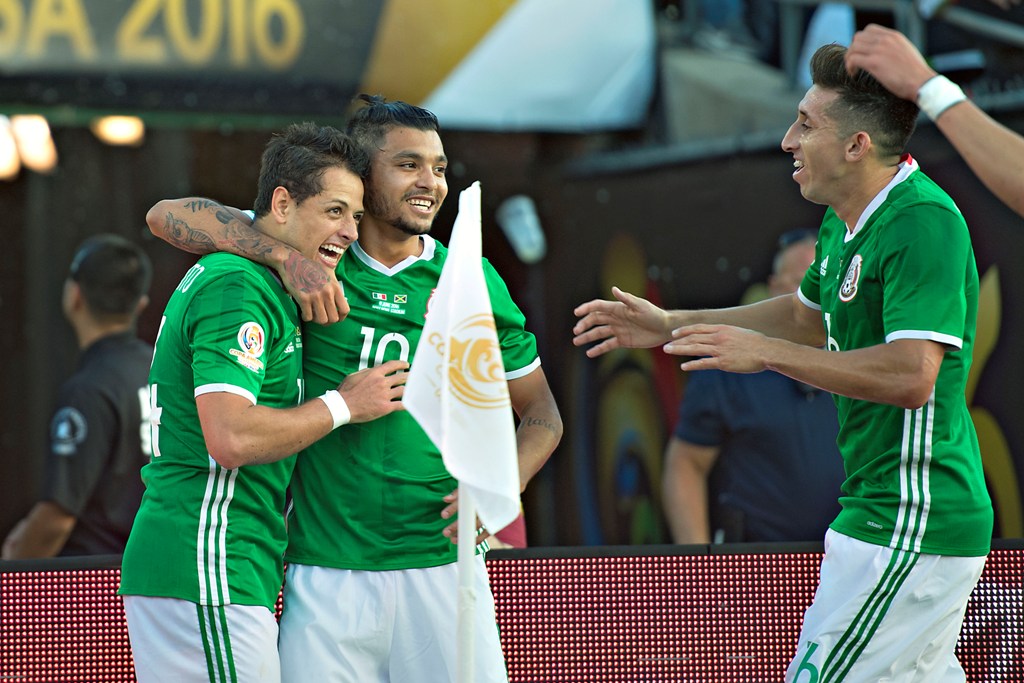 Jugadores del Tri celebran el gol de 'Chicharito'
