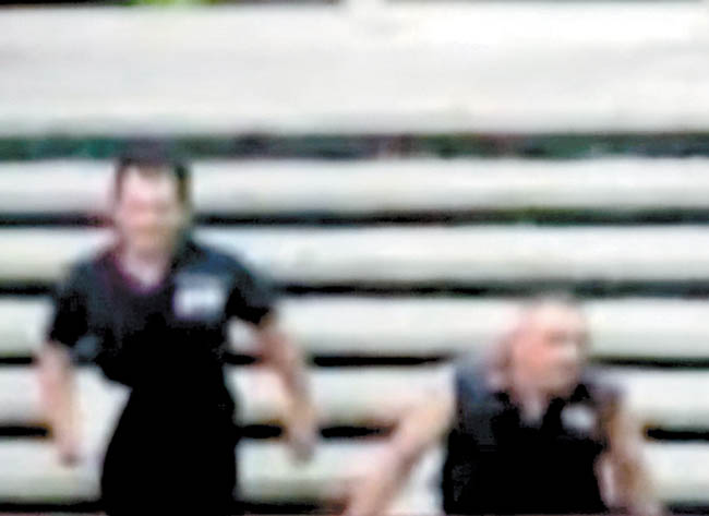 Los presos fugados, al bajar por las escaleras del reclusorio. 