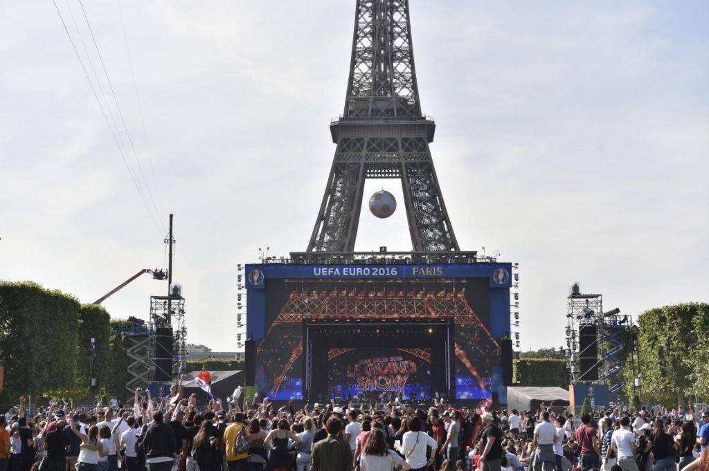 En la Torre Eiffel fue inaugurada una "fan zone" para los seguidores de la Eurocopa.