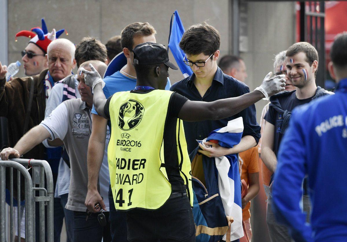 Aficionados franceses comienzan a ingresar al estadio