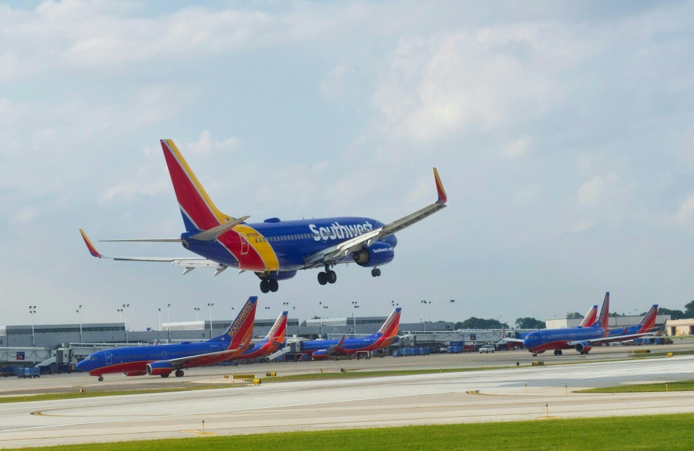 Un avión de la la aerolínea Southwest aterriza en el Aeropuerto Internacional Midway, en Chicago.