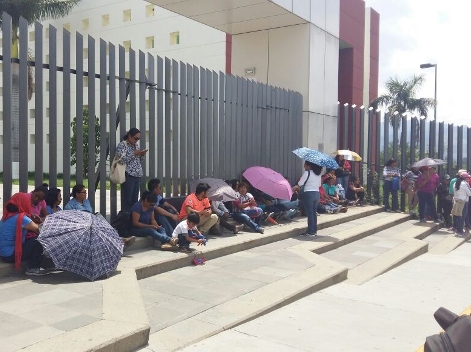 Una caravana de padres de familia se instaló afuera del Congreso de Guerrero.