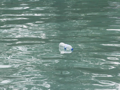 Continuamente se observa basura en los andadores, misma que cae al canal, contaminándolo.