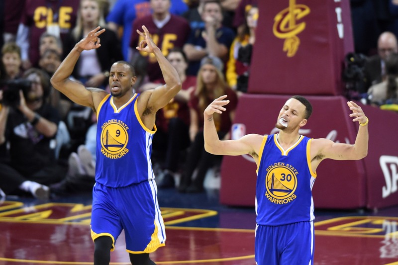 Curry comandó a sus Warriors 