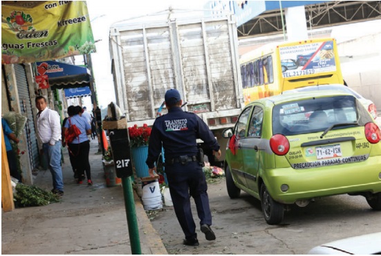 Los dueños de negocios se estacionan en zonas prohibidas y descargan mercancía a deshoras.
