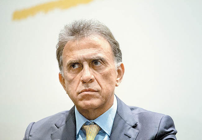 Fue entrevistado por Azucena Uresti en Notivox Televisión. 