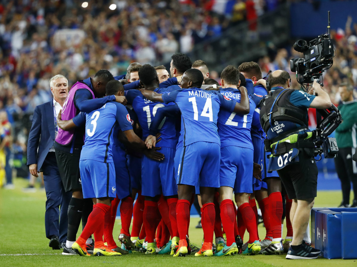 Los jugadores franceses celebran tras el gol de Olivier Giroud