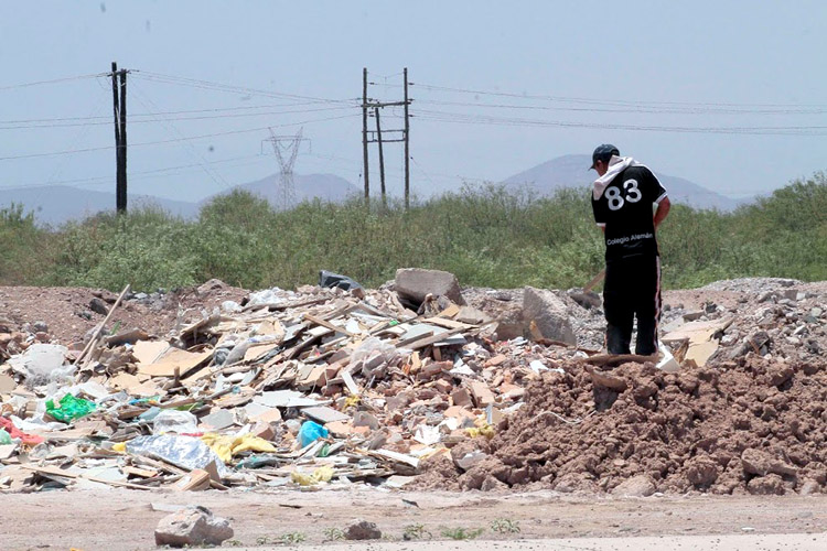 La ley establece que no se debe de tirar el escombro en arroyos y para hacerla efectiva se deben tener 10 personas por constructora para vigilar.
