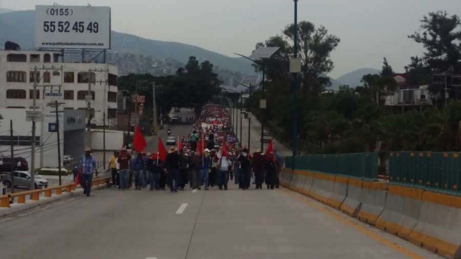 Los maestros tomaron los carriles hacia Acapulco. 