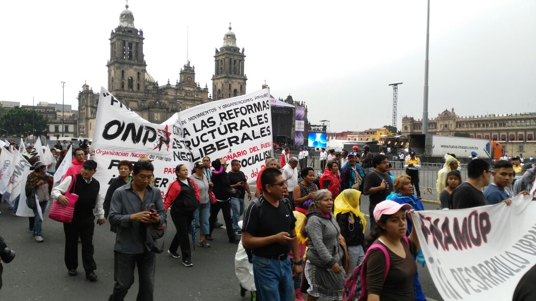 Tras marchar desde la Ribera de San Cosme, los manifestantes llegaron al Zócalo.