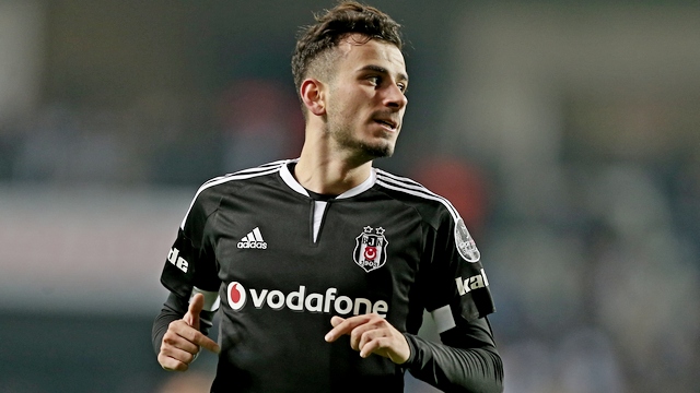 Oğuzhan Özyakup, centrocampista de la selección turca