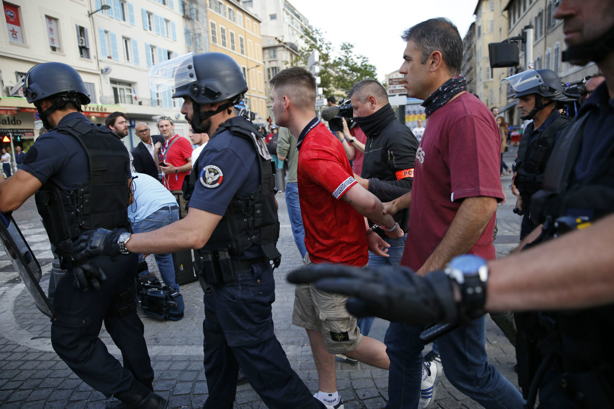Policías detienen a hinchas en Marsella