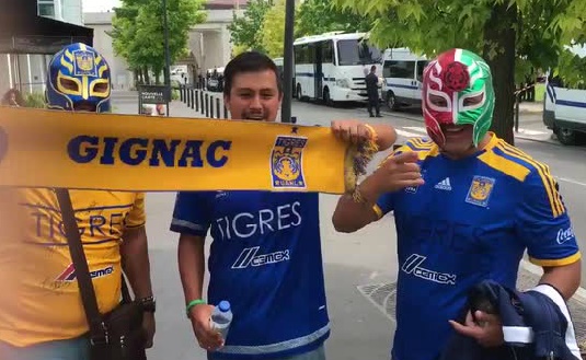Los seguidores de Tigres que apoyan a Gignac en suelo galo