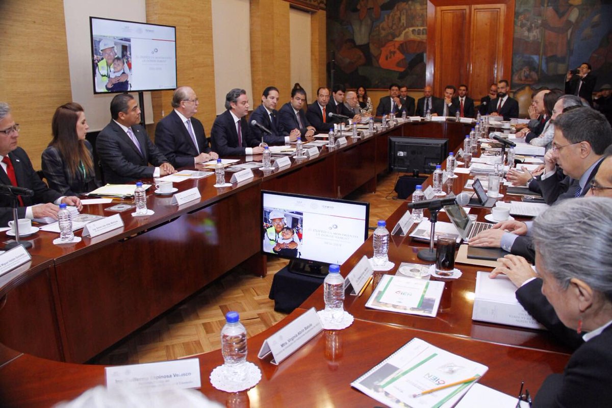 En la SEP el gobernador de Morelos, reconoció que el programa de Escuelas al Cien. 