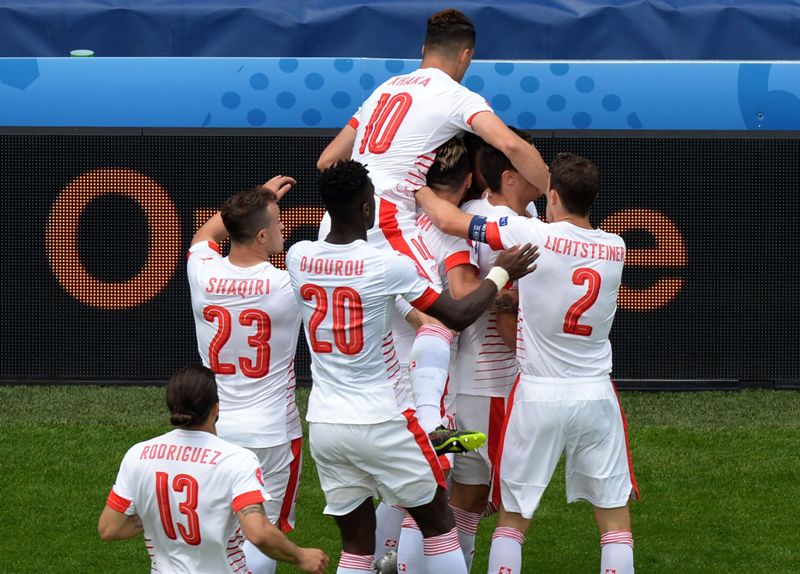 Celebracion suiza tras el gol del central Fabian Schar