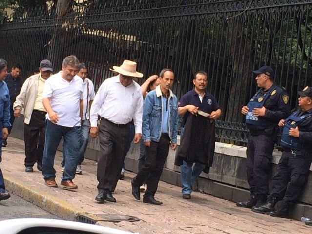 Una comisión de profesores de la CNTE pasaron el primer cerco de seguridad, con el que pretenden llegar a la residencia oficial de Los Pinos.